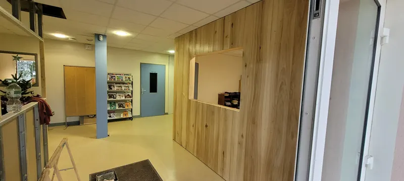 Espace d'accueil d'une agence notariale, bardage peuplier et verrière hêtre