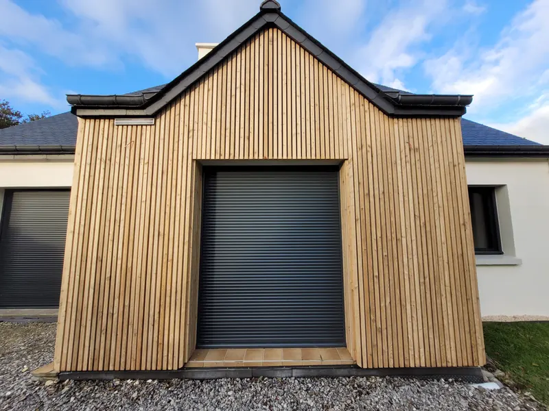 Façade en bardage bois mélèze posé à claire-voie