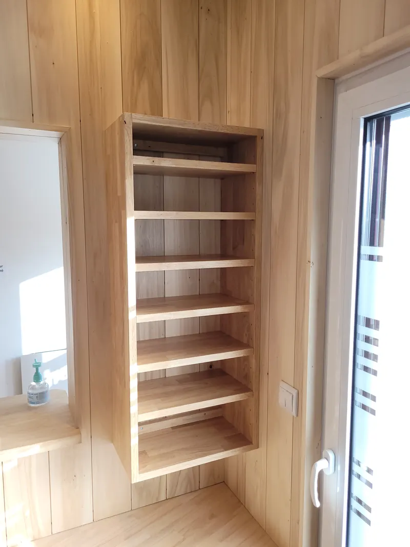 Bibliothèque encastrée sur-mesure en bois hévéa