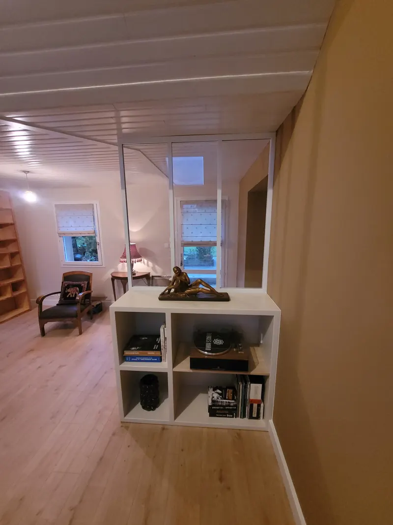 Meuble bibliothèque en MDF une fois posé et peint