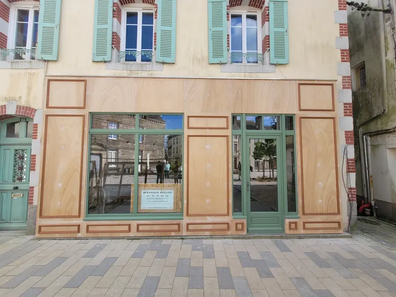 Devanture d'enseigne en panneaux Okoumé et moulures Sipo, vitrine bois Sipo