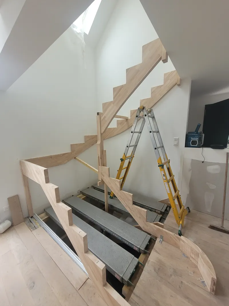 Double escalier deux quarts tournant en hévéa, limon à la française