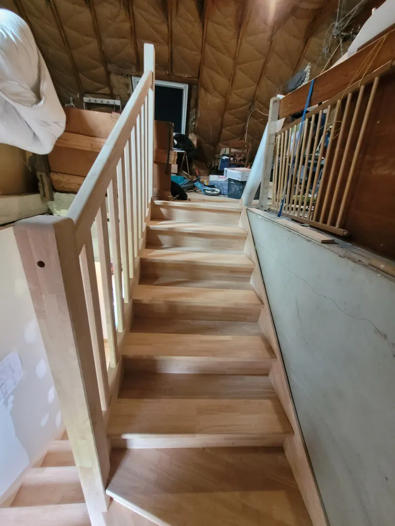 Escalier deux quarts tournant en hévéa avec rampe bois