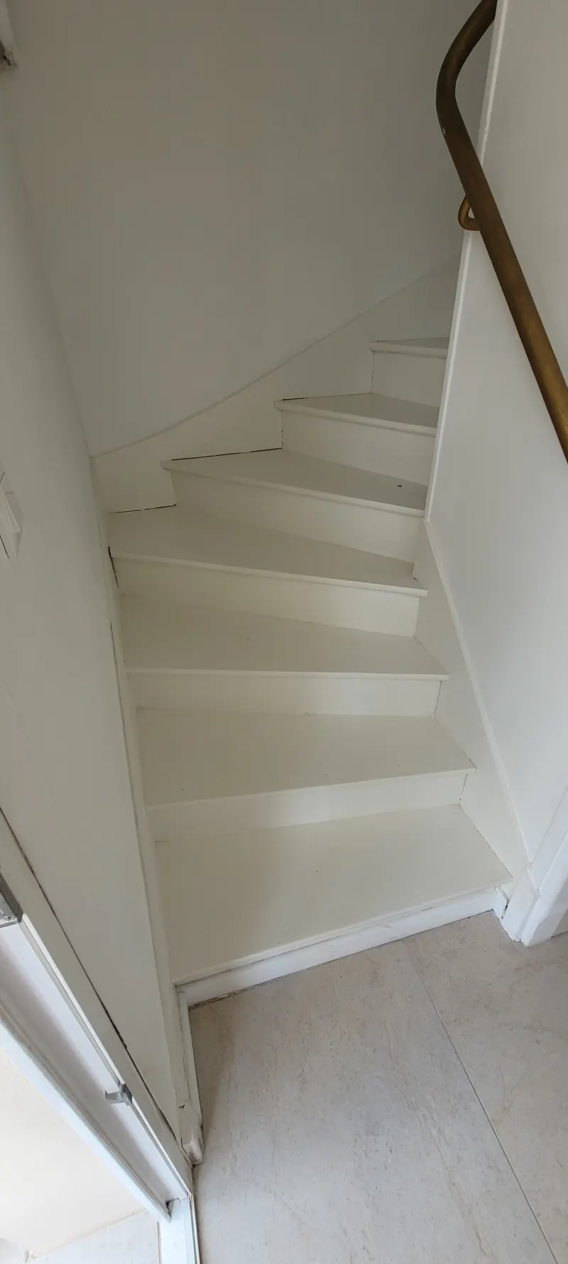 Escalier rénové, marches habillées et rampe murale