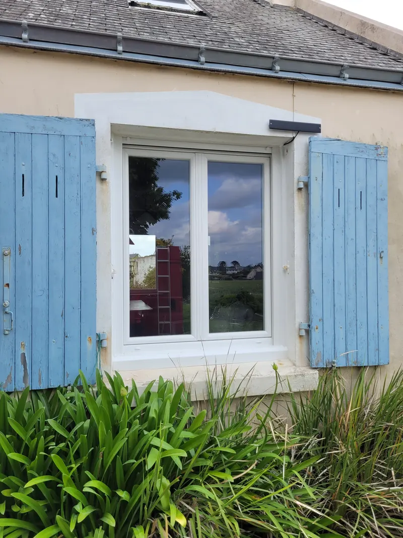 Fenêtre bois posée en rénovation avec volets battants