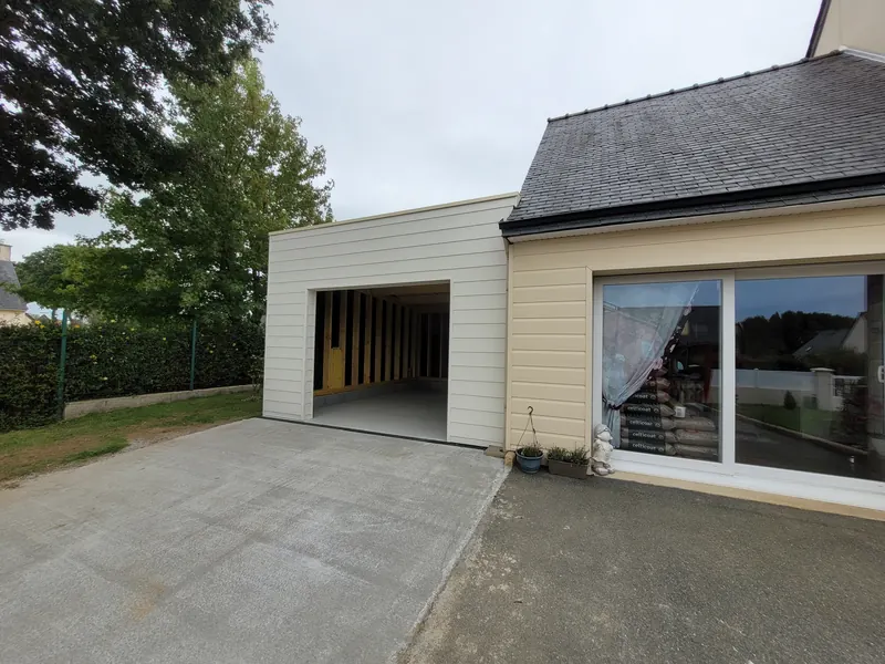 Garage à ossature bois avec bardage et porte de garage