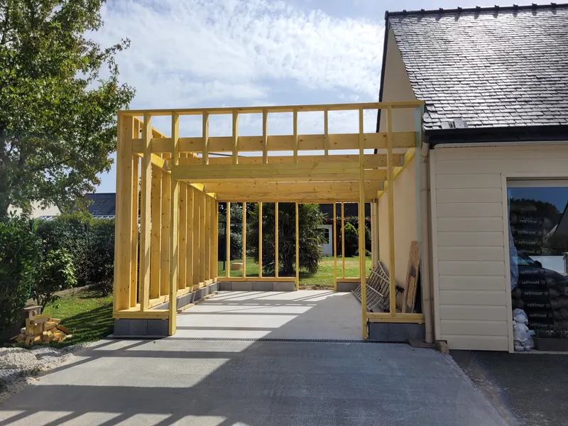 Ossature bois du garage en cours de montage