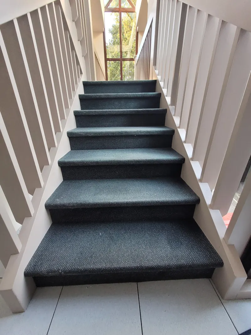 Habillage de marches d'escalier en chêne marron