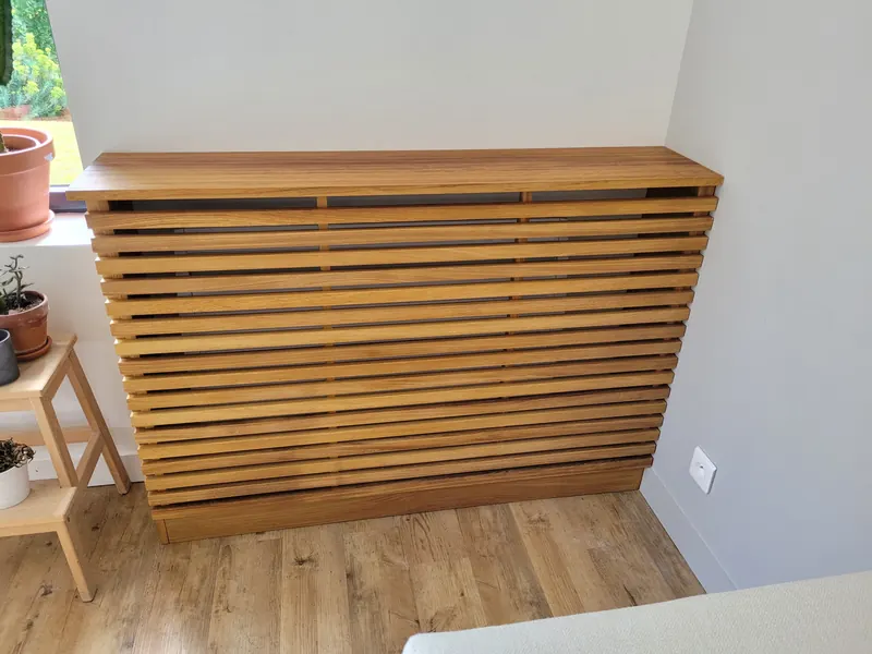 Habillage de radiateur sur-mesure à claire-voie en bois massif hévéa