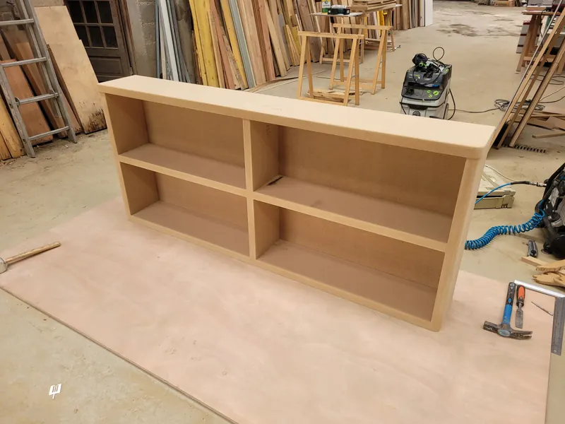 Meuble bibliothèque sur-mesure en MDF prêt à peindre, en atelier