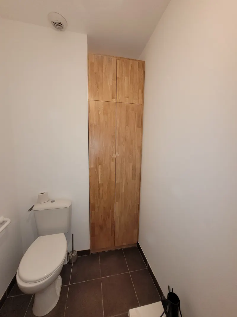 Placard toute hauteur en hévéa intégré dans un renfoncement