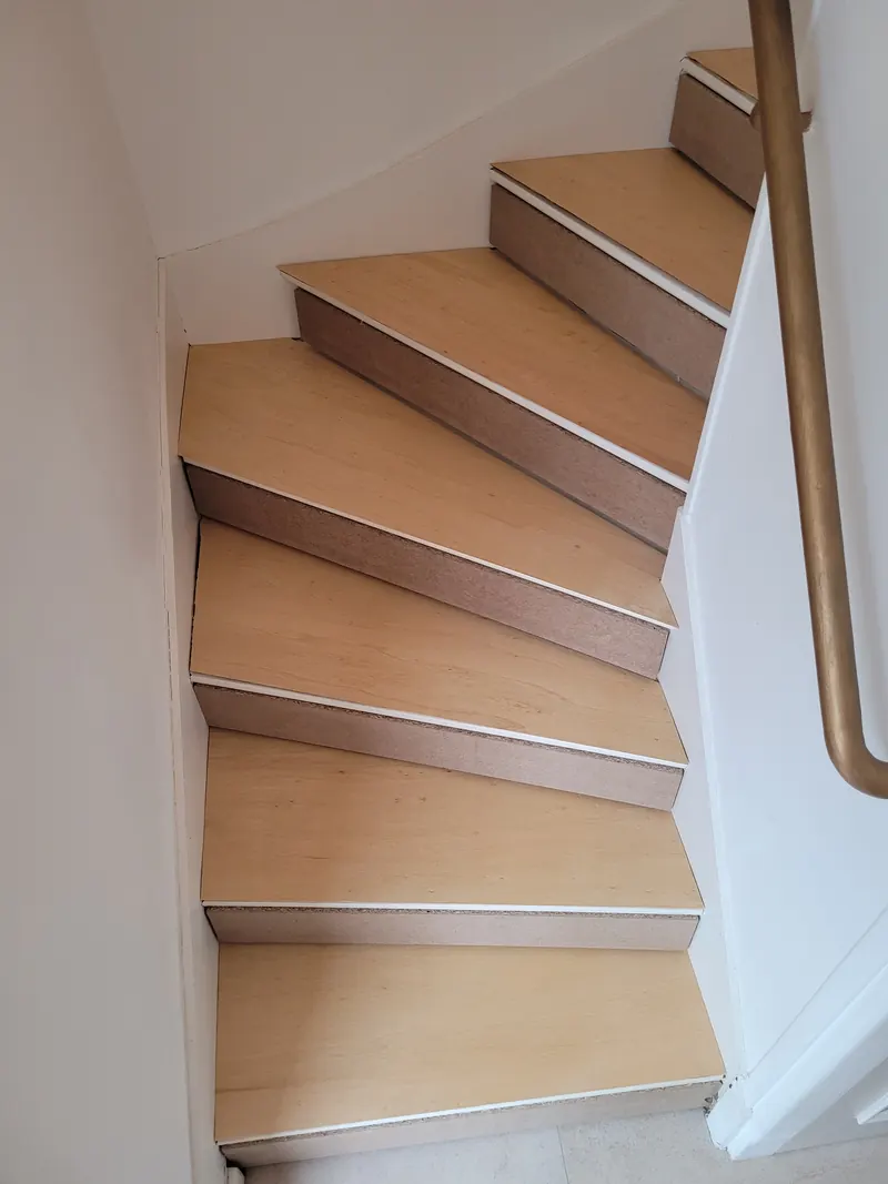 Escalier rénové : marches remises à niveau et habillage contreplaqué peuplier verni