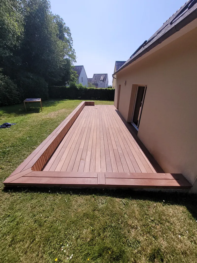 Terrasse en Cumaru, bois exotique, avec plinthe périphérique