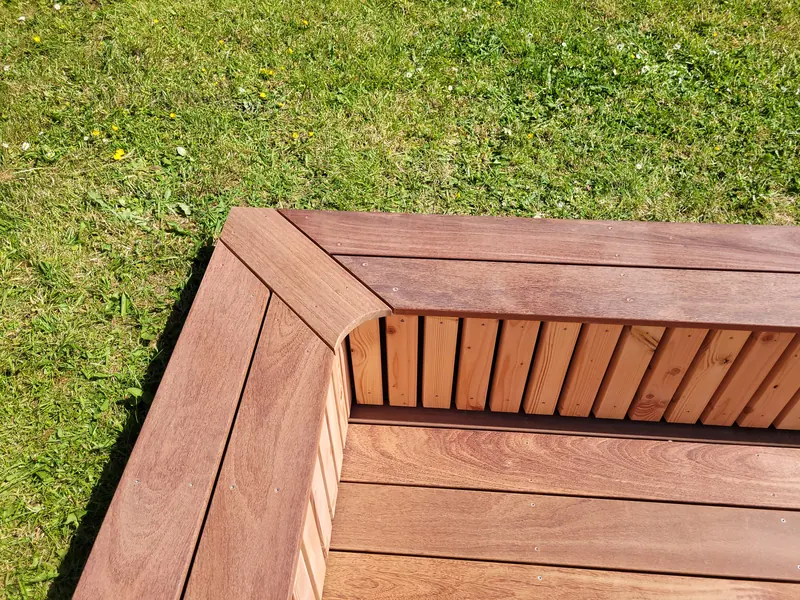 Détail d'assemblage d'une terrasse en Cumaru