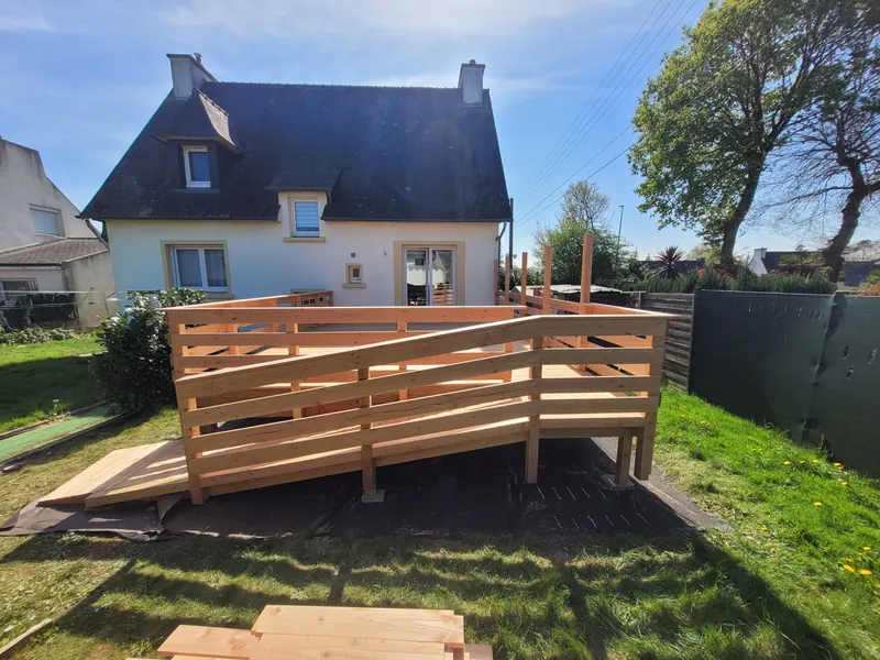Terrasse en douglas avec garde-corps à lames horizontales