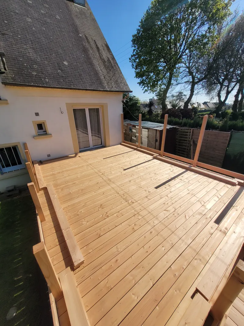 Terrasse en douglas en cours de pose, lames et structure apparentes