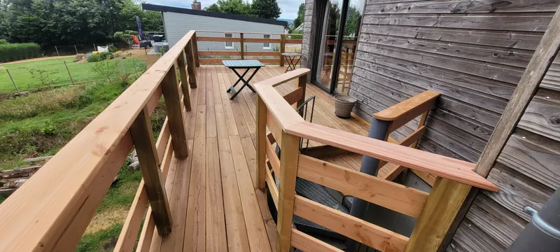 Terrasse suspendue en douglas avec garde-corps bois