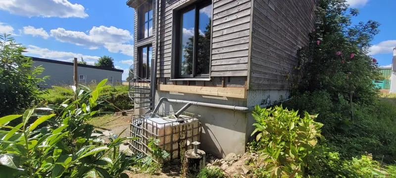 Terrasse suspendue vue depuis le jardin, ossature bois porteuse
